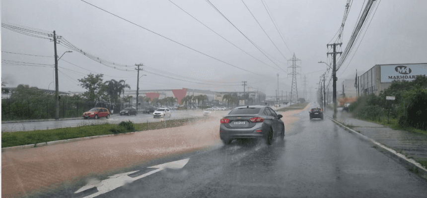 São José registra pontos de alagamento nas primeiras horas de chuva desta terça-feira (9) - Prefeitura Municipal De São José