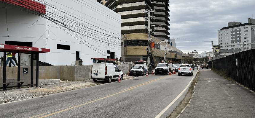 Obras de drenagem para novo supermercado causam interdição parcial e alterações no trânsito em Campinas, São José