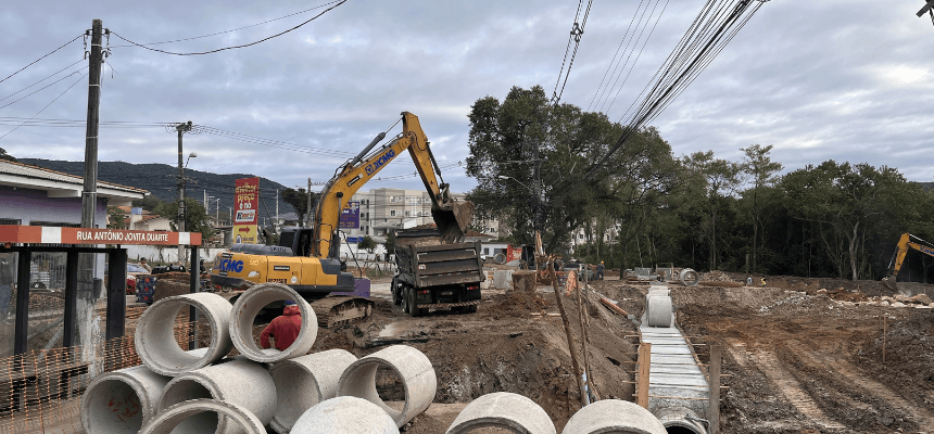 Obra de drenagem e nova rotatória avançam em Forquilhas