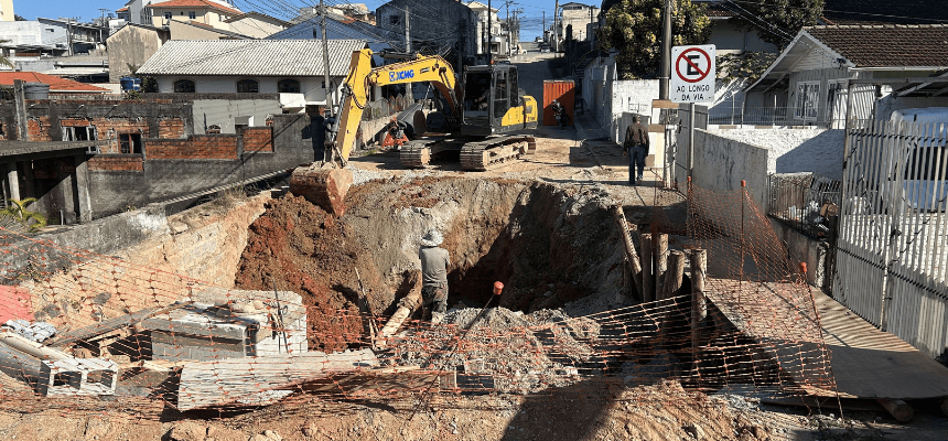 Obras de drenagem em rua de Barreiros, São José, entram na fase final após desafios complexos