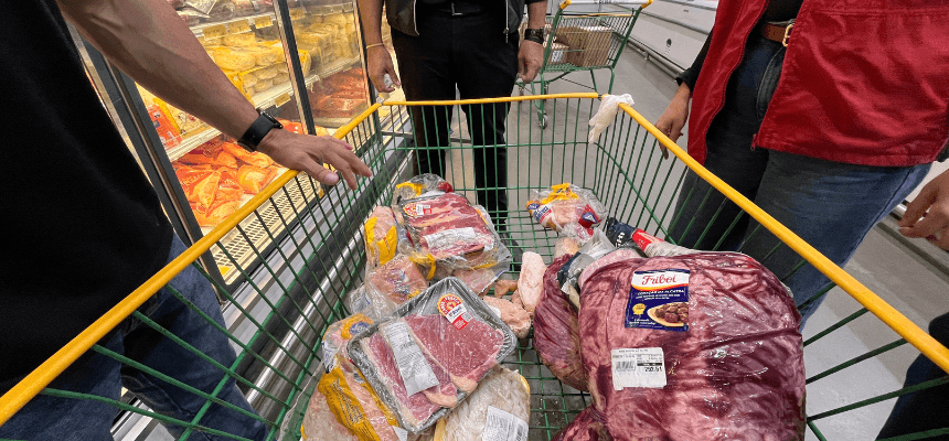 Procon de São José apreende e descarta 50 itens impróprios para consumo em operação de fiscalização