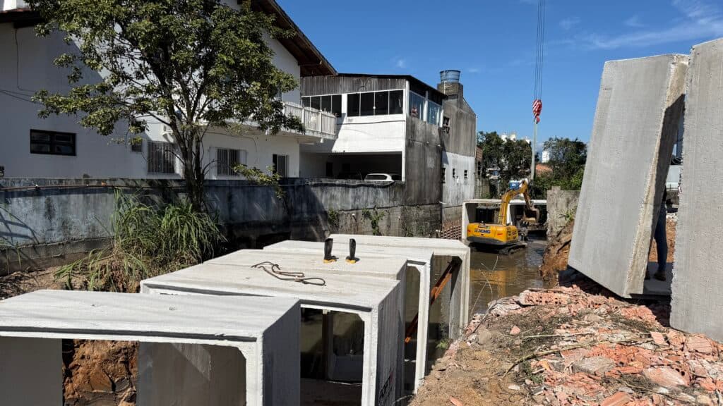 Macrodrenagem em São José avança na Fazenda Santo Antônio com instalação de galerias e novo calçadão
