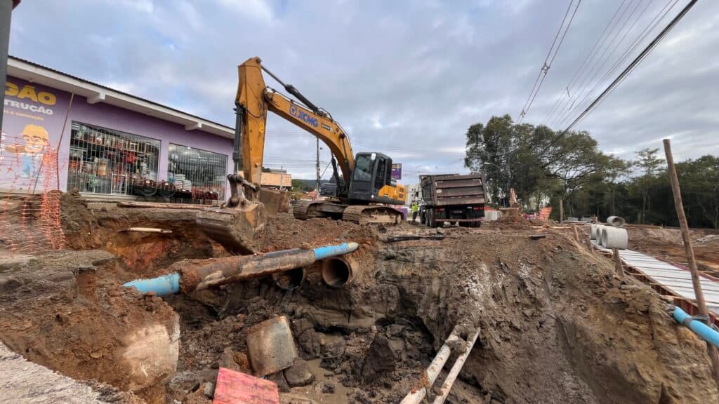 Prefeitura notifica Casan para fechar adutora de água para avanço de obra em Forquilhas por risco à segurança dos trabalhadores