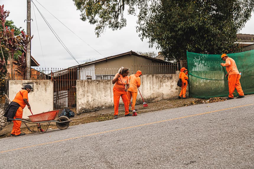 São José intensifica limpeza pública em Forquilhas antes do feriado de Corpus Christi