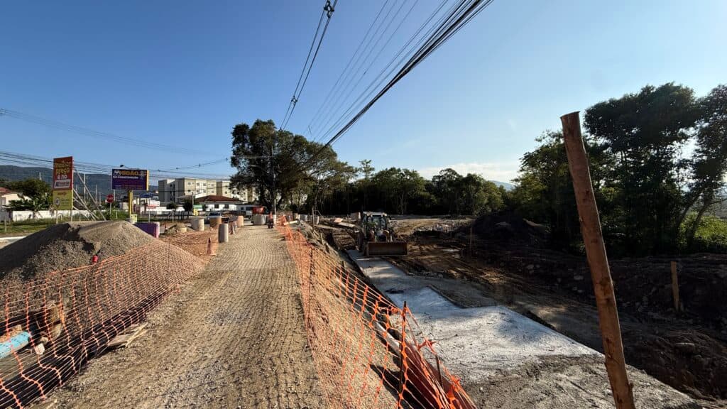 Obras de mobilidade e drenagem avançam em São José após conserto de adutora