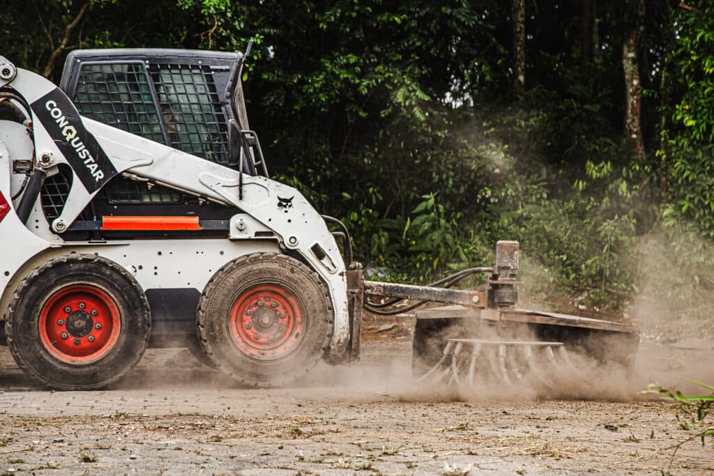 São José Acelera Limpeza Urbana com Bobcat e Amplia Operação Calçada Limpa