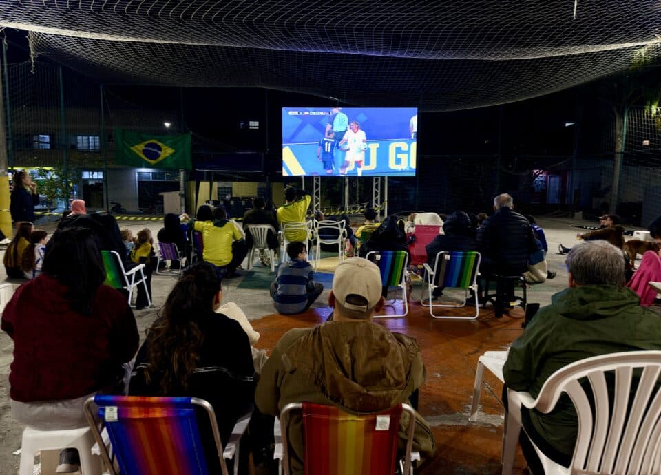 Praça do Luar volta a reunir torcedores para acompanhar Brasil x Escócia em telão gigante