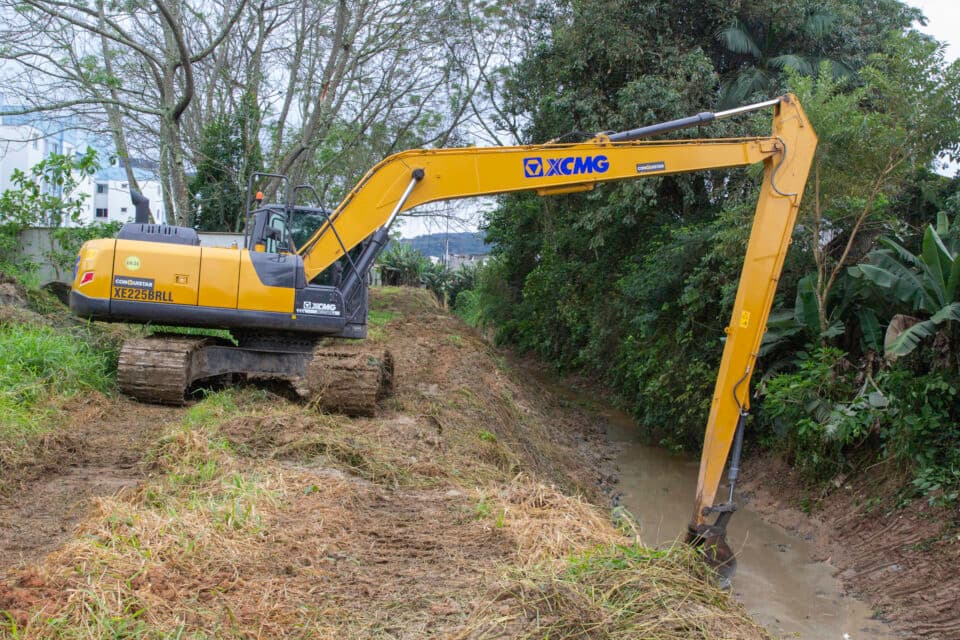 São José intensifica limpeza e desassoreamento de afluente do Rio Forquilhas