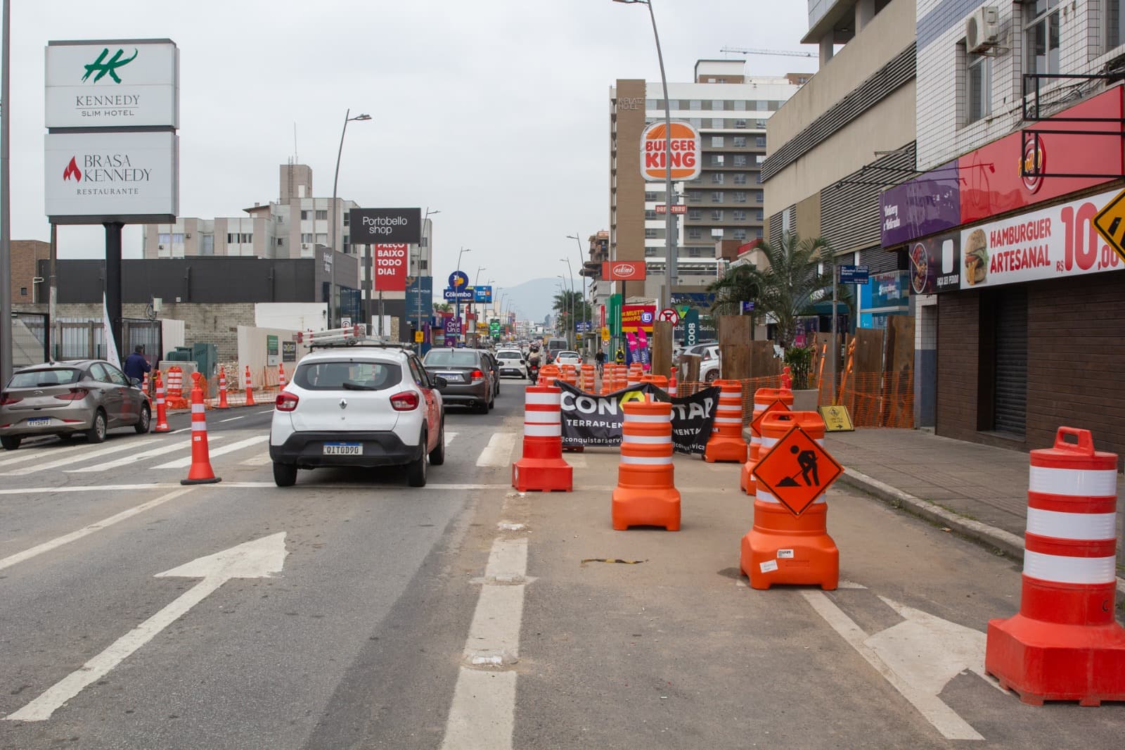 Interdição temporária de uma das pistas na Avenida Presidente Kennedy ocorre nesta quinta-feira (11) para avanço das obras