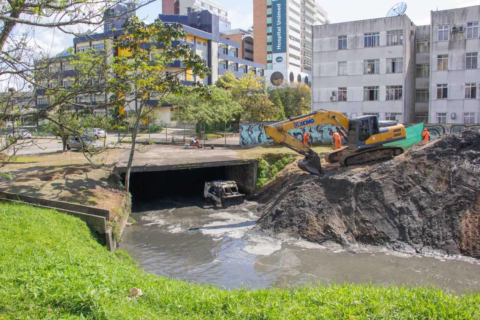 São José intensifica desassoreamento para prevenir alagamentos em Barreiros e Campinas