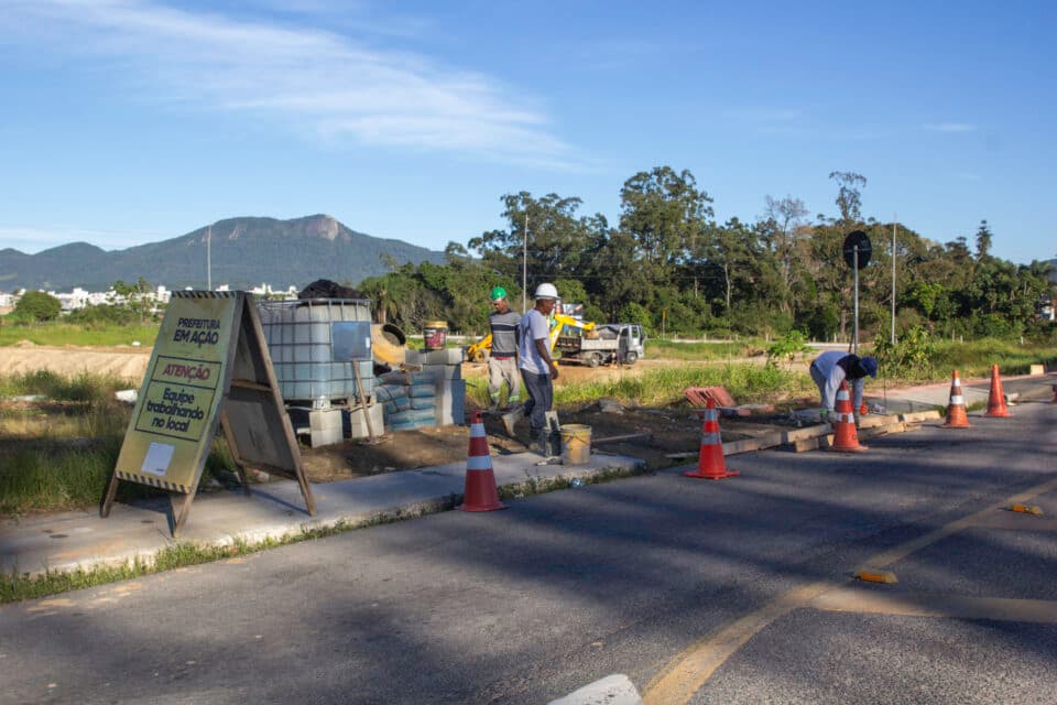 São José investe em mobilidade: Nova calçada e ponte em Forquilhas visam desafogar trânsito e modernizar infraestrutura