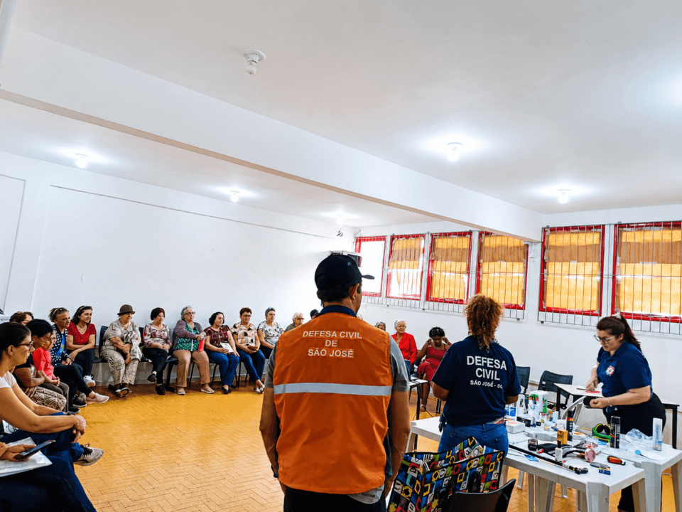 Defesa Civil de São José transforma prevenção em aprendizado durante encontro com idosos