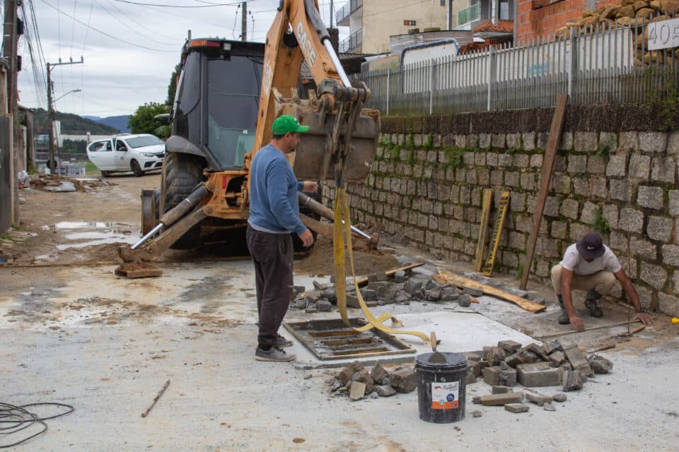 Obra de drenagem avança e pavimentação em paver começa na Rua Theodoro Francisco dos Santos