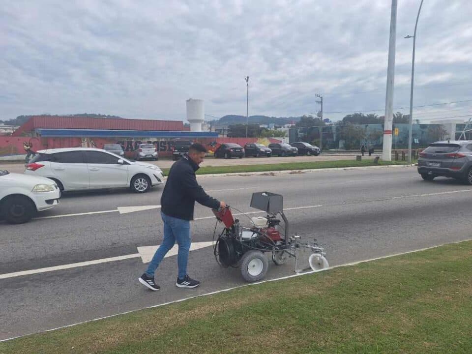 São José testa máquina que agiliza pintura de guias e sarjetas