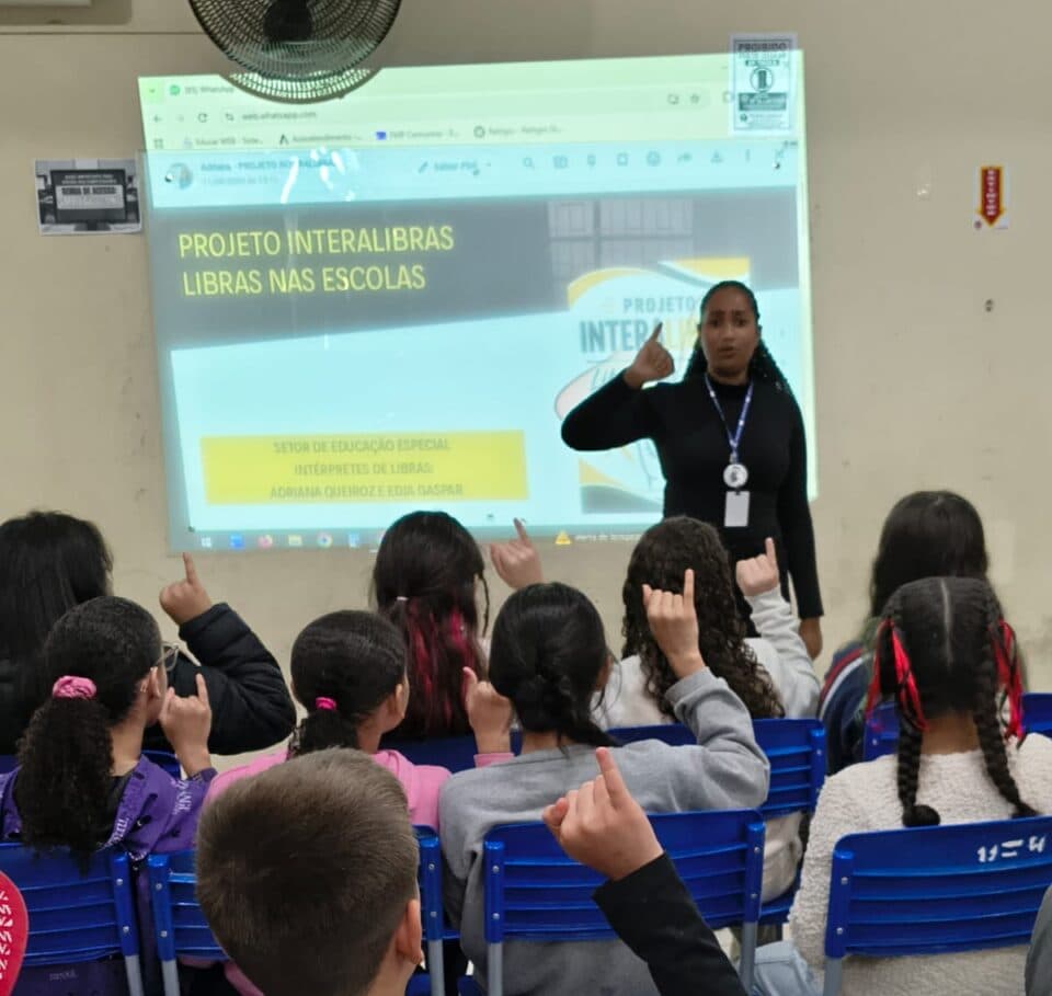 Projeto InteraLibras Expande Ensino de Libras para Mais Escola Municipal em São José