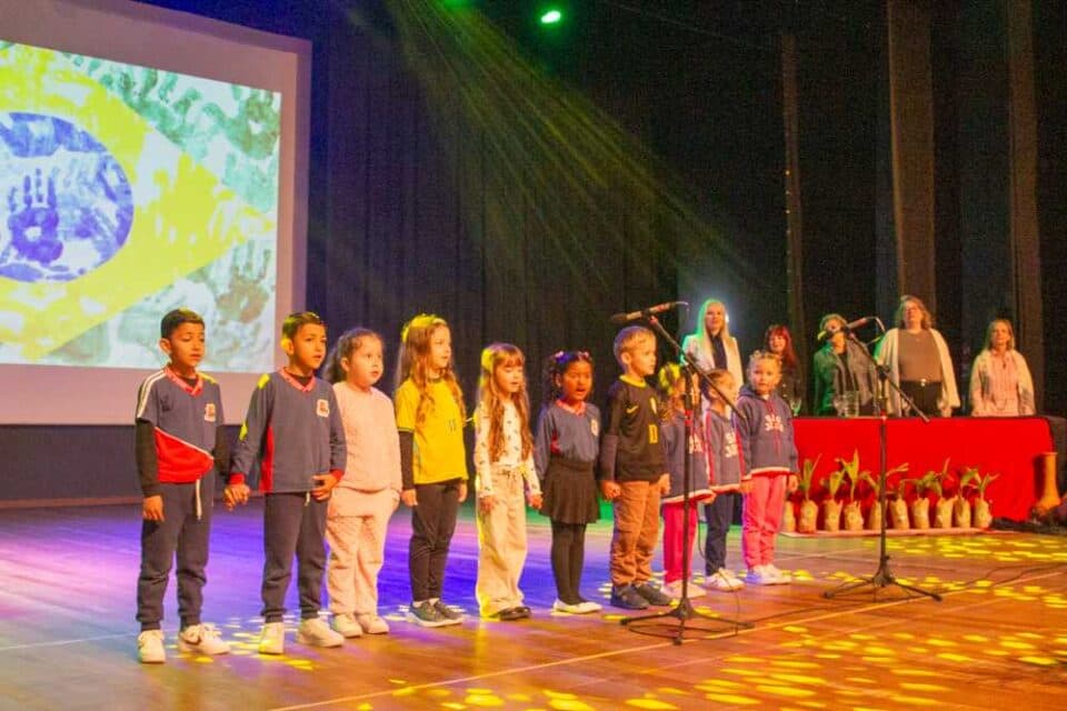 São José promove seminário que reúne milhares de educadores para debater e compartilhar práticas pedagógicas