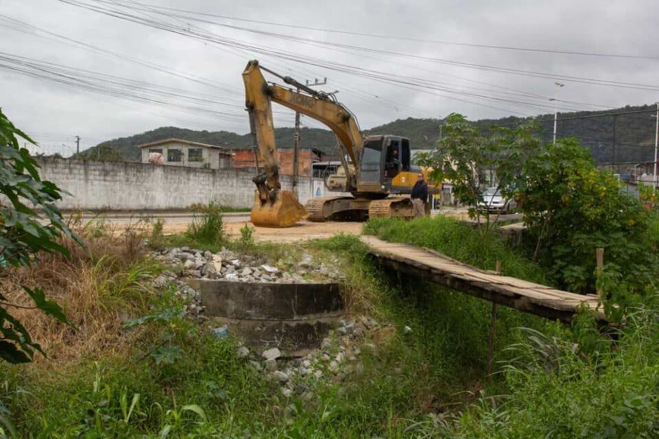 São José substitui pontilhão improvisado no bairro Serraria com vigas doadas