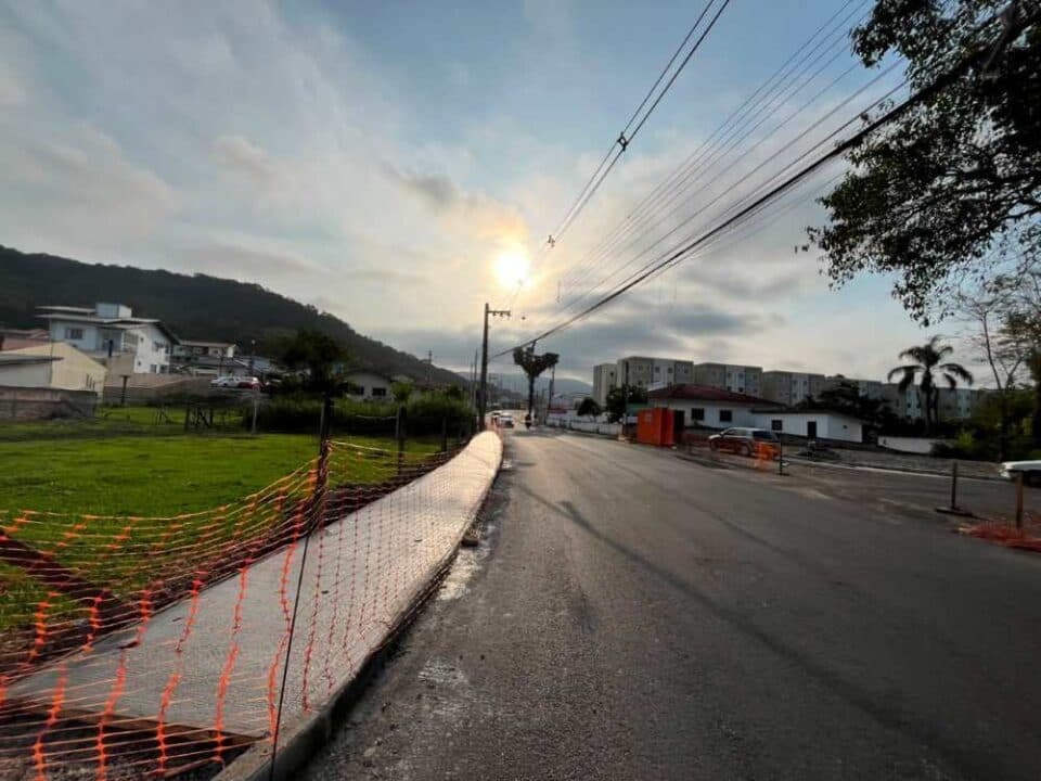 Obra de Rótula em Forquilhas, São José, Empaca por Pendência da Celesc