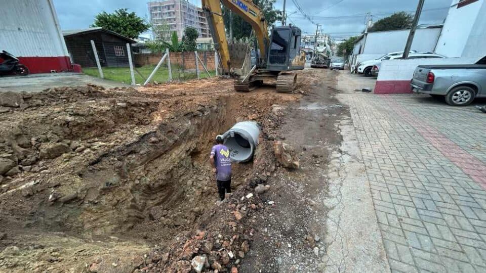 Drenagem e pavimentação vão melhorar infraestrutura e reduzir alagamentos no bairro Areias, em São José