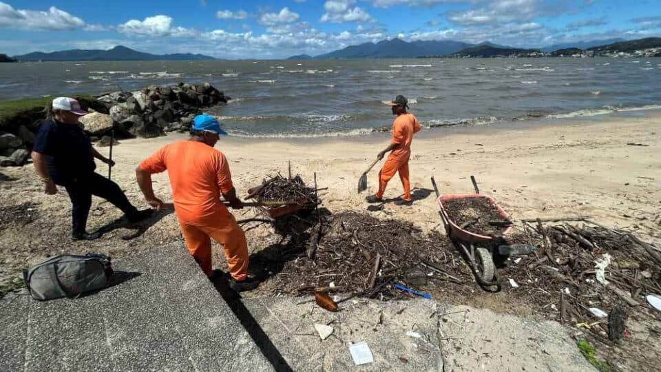 São José intensifica limpeza da orla da Beira-Mar após ressaca da maré