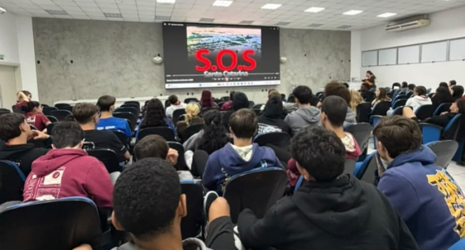 Defesa Civil de São José leva prevenção às escolas e alerta jovens sobre os riscos da desinformação