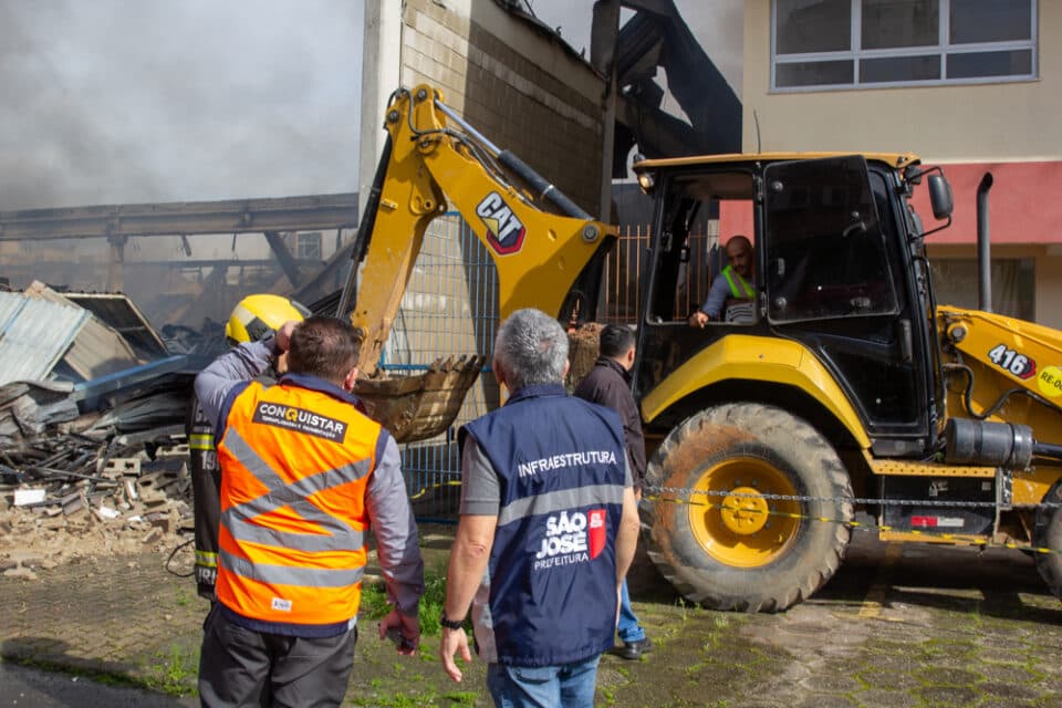 Incêndio de Grandes Proporções em São José Mobiliza Defesa Civil, Guarda Municipal e Bombeiros