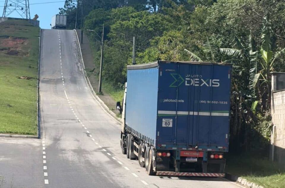 Trânsito é liberado na Avenida das Torres após carreta ficar retida em aclive