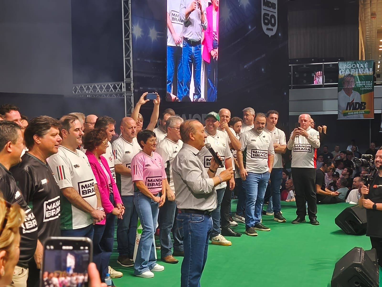 Jorginho Mello busca MDB para reeleição em SC; PF investiga políticos em fraude bancária e Topázio Neto assume Podemos