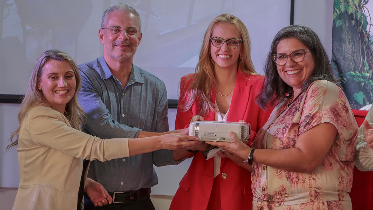 Prêmio Lume entrega equipamentos a escola de São José reconhecida por desempenho educacional