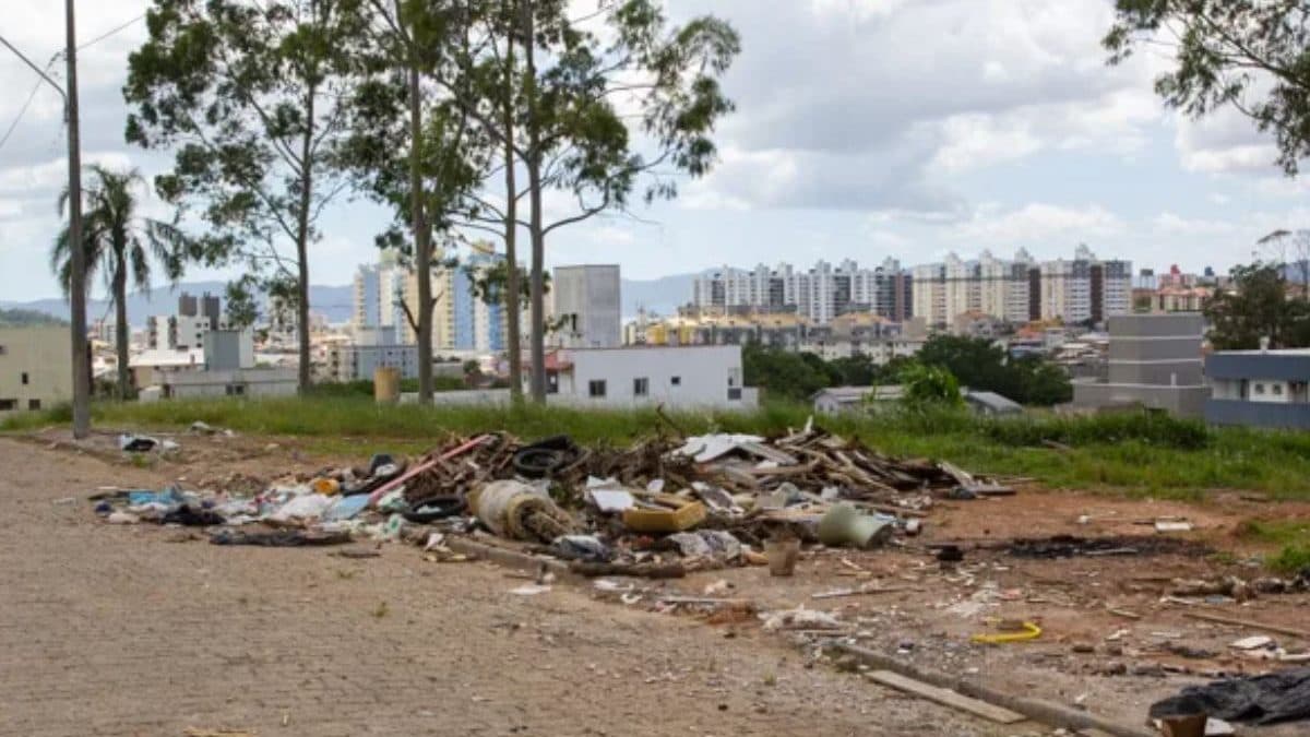 Quem descartar lixo irregularmente será multado em R$ 275 em cidade da Grande Florianópolis