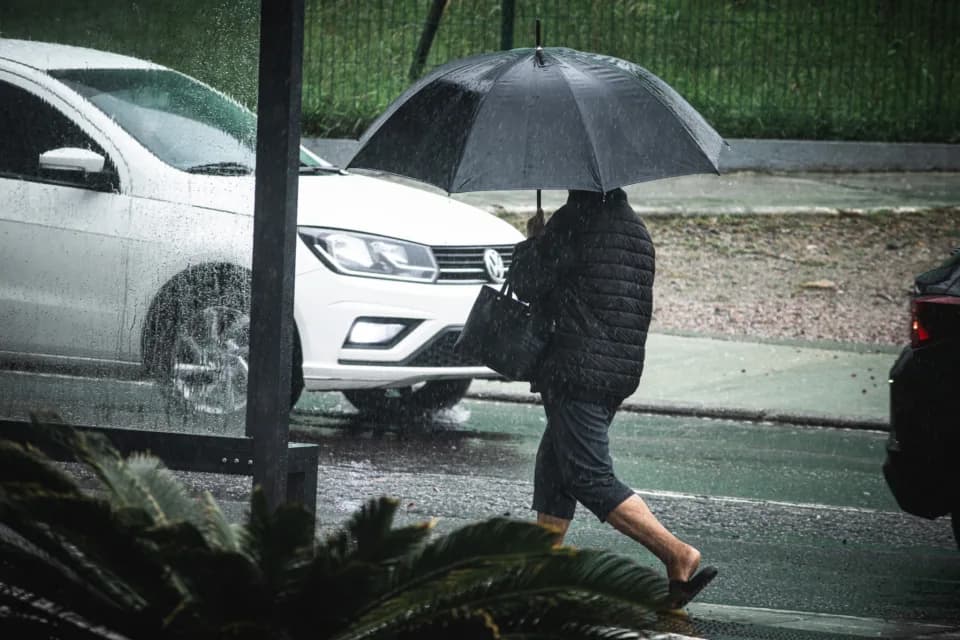 Semana começa com chuva e vento forte em São José; frio chega nesta noite