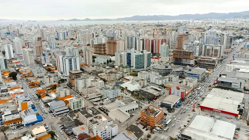 Fundesj visita condomínios de São José para convidar síndicos para encontro sobre violência contra a mulher