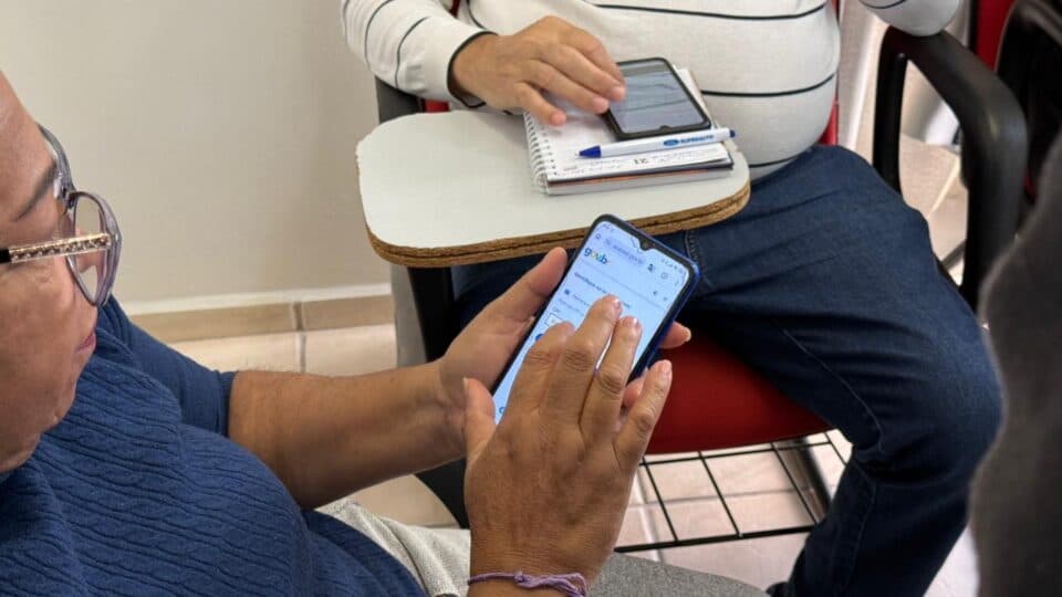 Idosos de São José recebem oficina para se proteger de golpes virtuais e fraudes online
