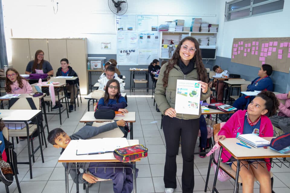 Estudantes do CEM Escola do Mar Flávia Scarpelli Leite produzem jornal impresso e telejornal