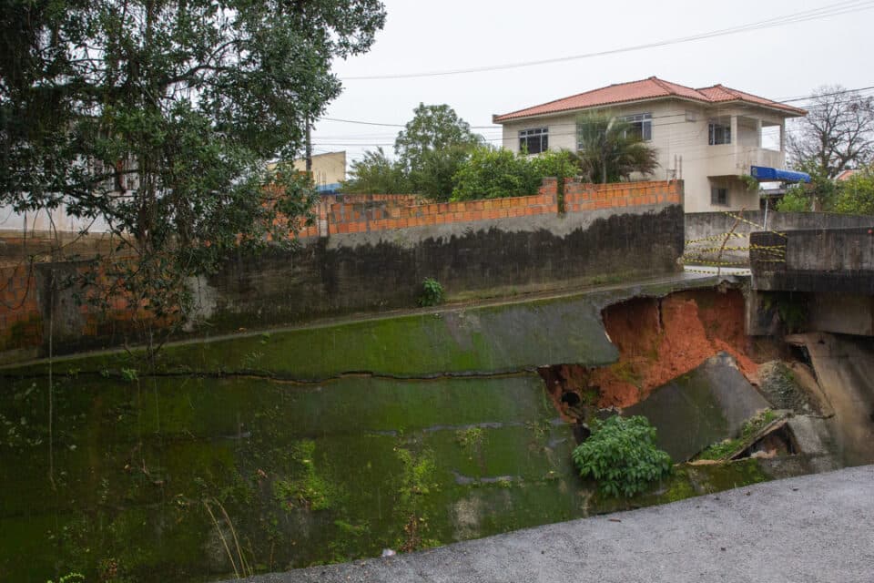 Defesa Civil de São José interdita trecho de calçada após erosão comprometer estrutura sobre vala do Rio Três Henriques