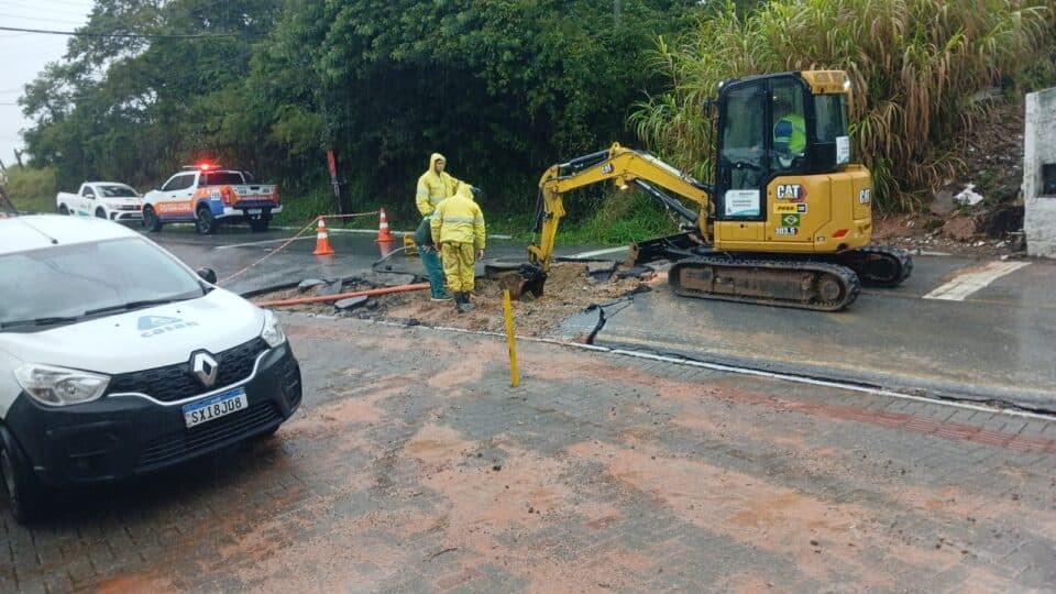 Rompimento de adutora interdita rua e afeta residências em São José
