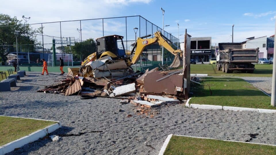 Prefeitura de São José Demole Construção Irregular em Praça Pública