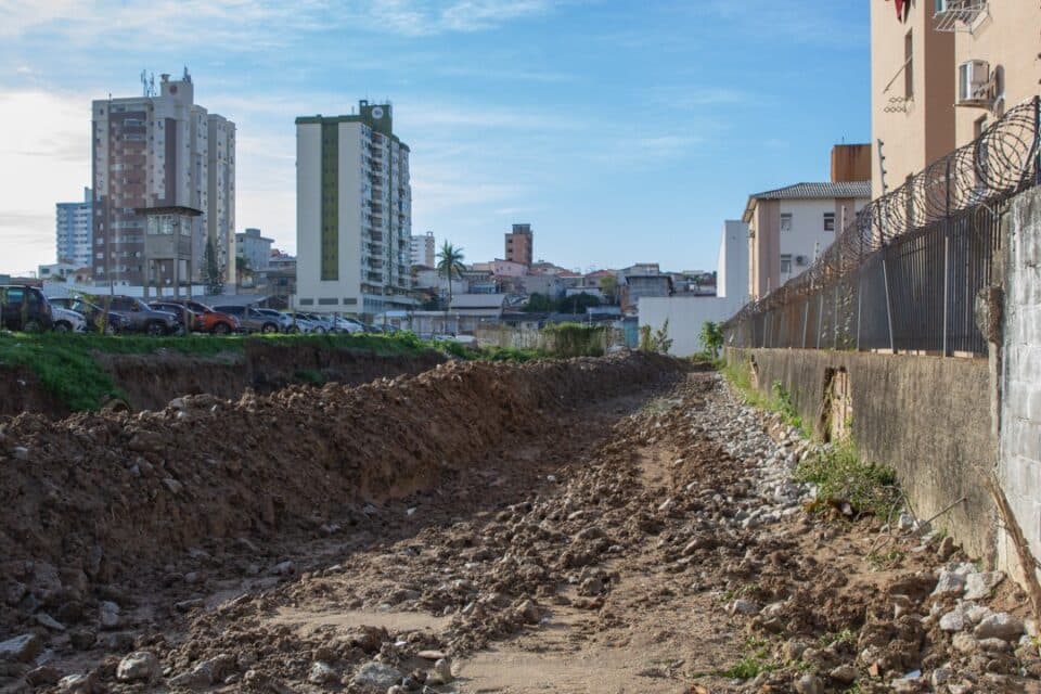 Vistoria aponta desnível nas margens do Rio Araújo e reforça necessidade de intervenções para reduzir alagamentos