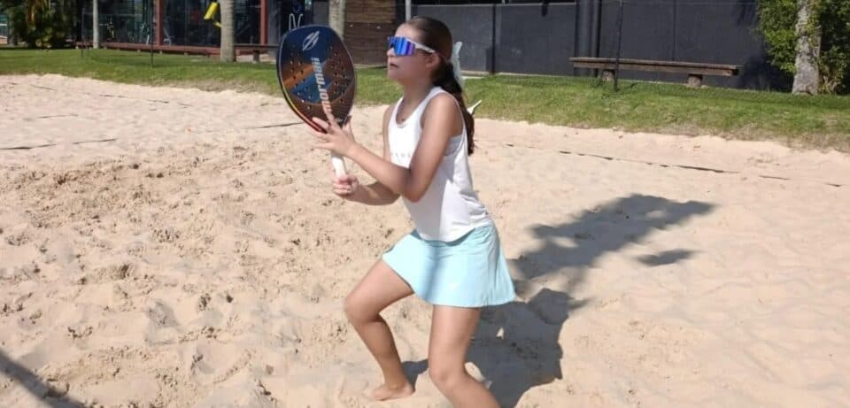 Jovem de São José brilha no beach tennis e é convocada para representar Santa Catarina em competição nacional