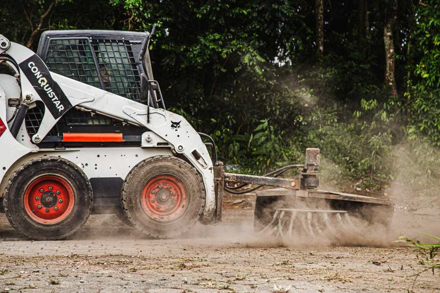 Bobcats dão agilidade à limpeza urbana e transformam rotina das equipes em São José