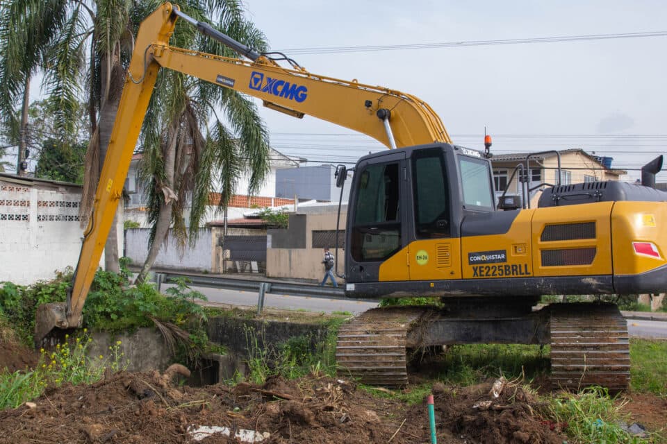 São José intensifica limpeza e desassoreamento de afluente do Rio Três Henriques no Real Parque