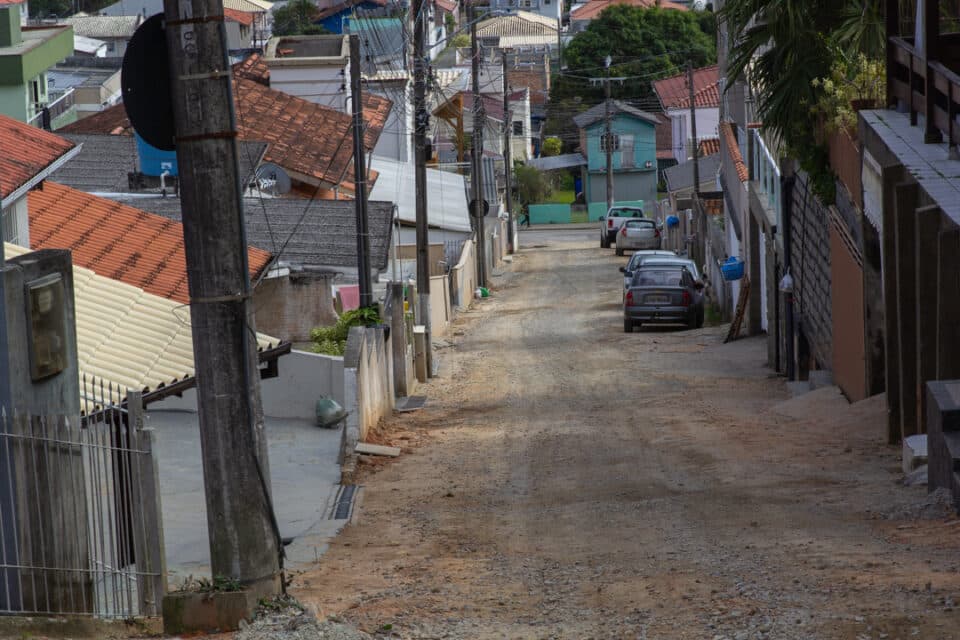 Obra de drenagem na Rua Theodoro Francisco dos Santos, em São José, entra na fase de concretagem