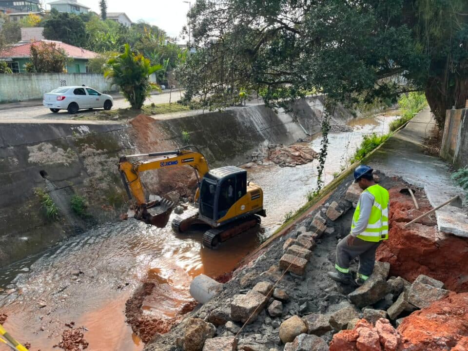 Prefeitura de São José avança na recuperação de calçada sobre o Rio Três Henriques em Areias
