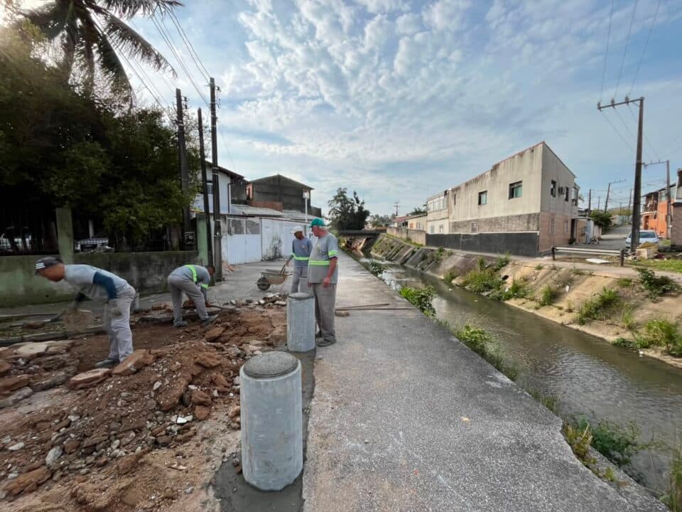 São José instala barreiras de concreto para reforçar segurança nas margens do Rio Três Henriques