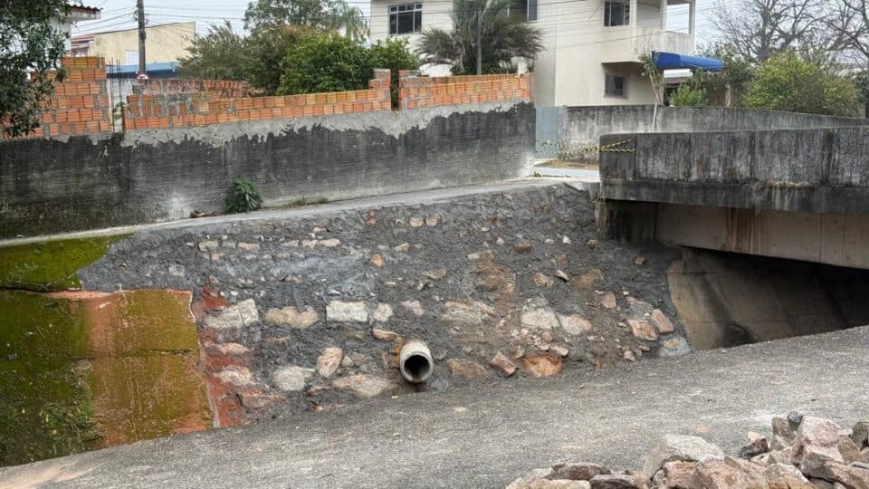 Encosta em Areias é recuperada e calçada será liberada em até dois dias em São José