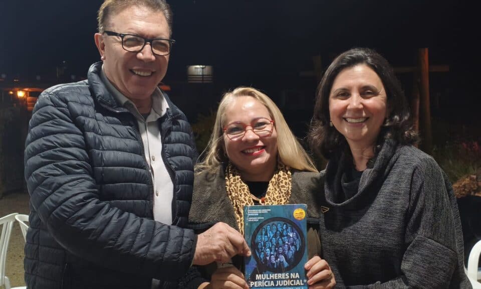 Livro sobre mulheres na perícia é entregue ao prefeito de São José