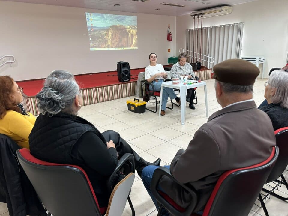 Palestra no Cati orienta sobre cuidados diários para a saúde bucal