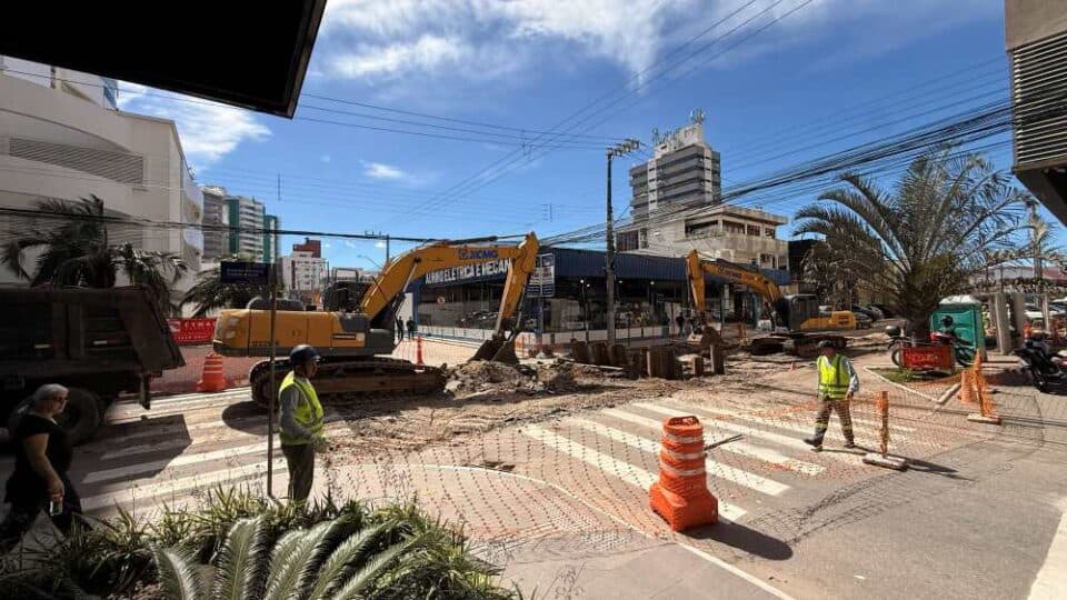 Obras de Macrodrenagem Interditam Rua Victor Meirelles em São José