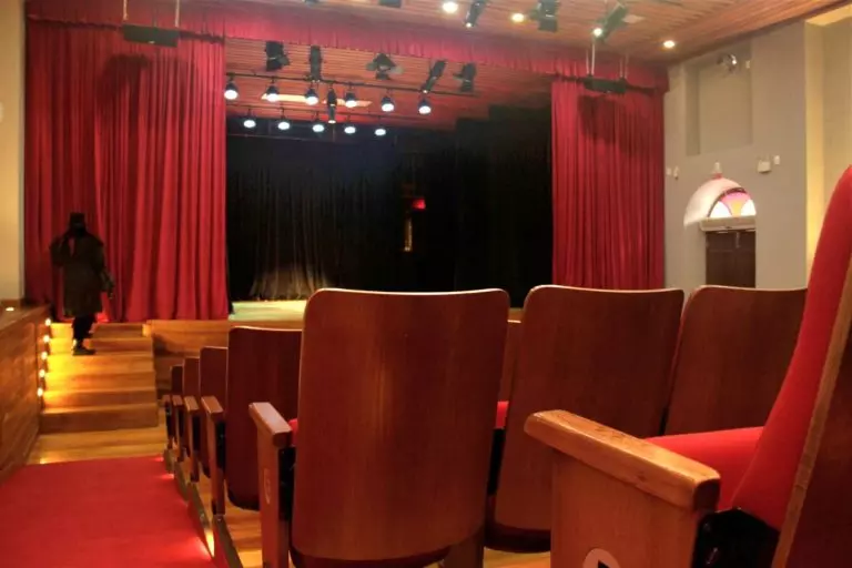 Espetáculo gratuito leva humor ao Theatro Adolpho Mello e valoriza a cultura de São José